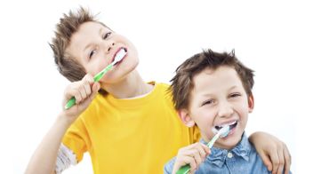 kids brushing teeth